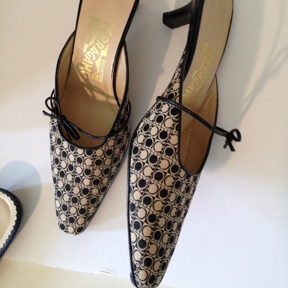 iShip! Ferragamo Mules Like New Size 61/2Italy - Picture 1 of 4